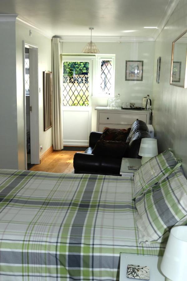 Highworth House Bed & Breakfast Swindon Ngoại thất bức ảnh